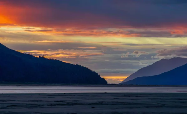 Красивый Снимок Закатного Неба Над Водой Возле Полуострова Кенай Аляска — стоковое фото