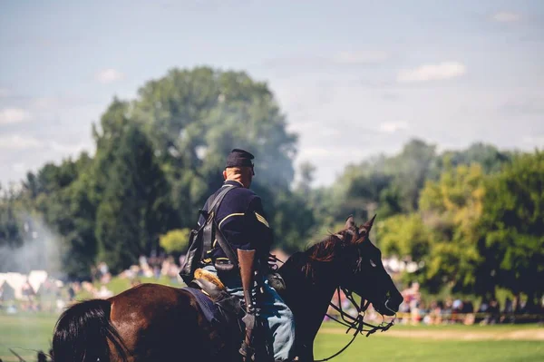 在美国密歇根州杰克逊市的内战重演中 一名士兵骑着马参加了军演 — 图库照片