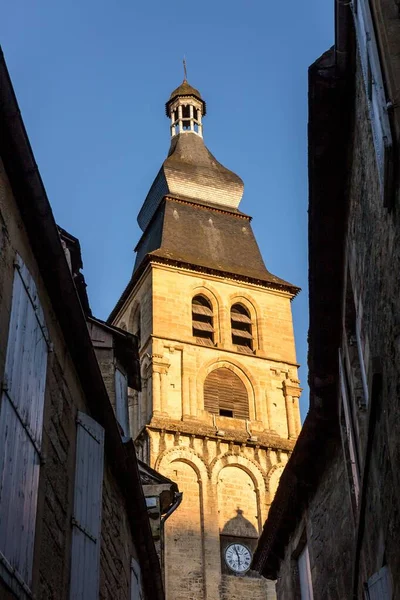 Вертикальний Низький Кут Знятий Прекрасним Собором Сен Сазердос Сарлаті Франція — стокове фото