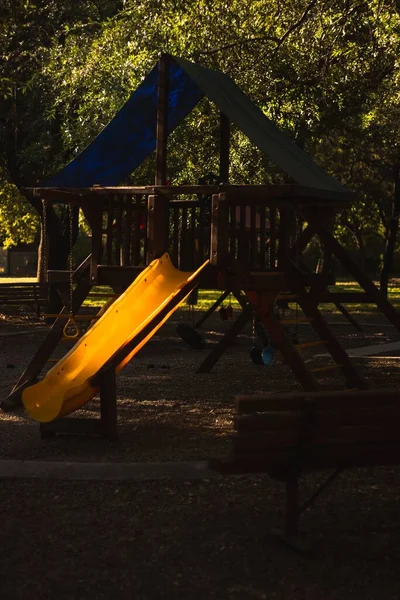 Tiro Vertical Parque Infantil Vazio Parque — Fotografia de Stock