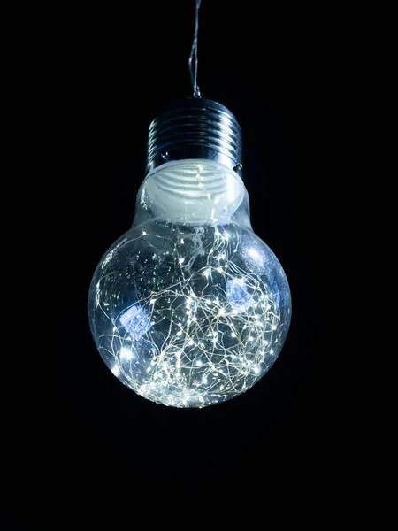 Vertikal Närbild Bild Glödande Små Julbelysning Glödlampa — Stockfoto