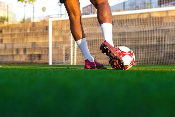 Bir Futbolcunun Ayaklarının Kale Sahasında Topla Koşarken Yakın Plan Çekimi — Stok fotoğraf