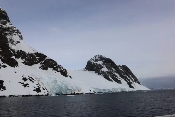 Denizle Karlı Bir Dağ — Stok fotoğraf