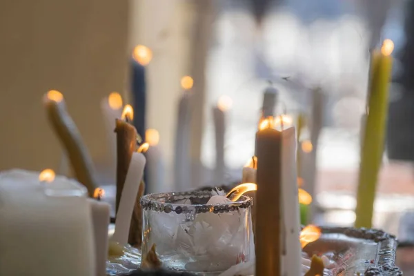 为纪念在古巴马坦萨斯的超级油轮大火中丧生的消防员而燃放的蜡烛的特写 — 图库照片