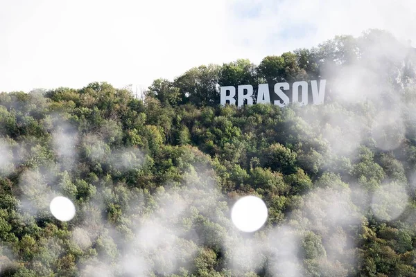 Napis Brasov Miasto Nazwisko Wzgórzu Pod Błękitnym Niebem Słoneczny Dzień — Zdjęcie stockowe