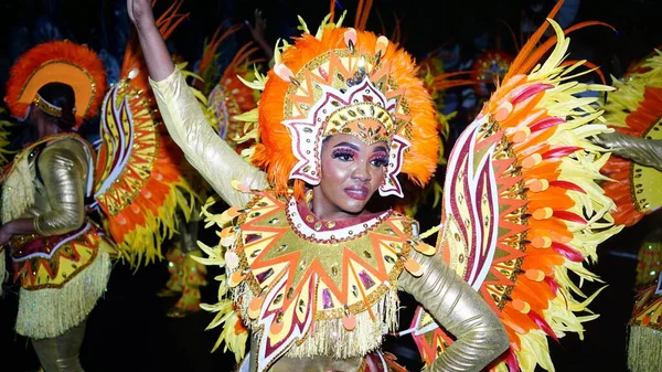Una Donna Che Balla Costume Tradizionale Durante Una Parata Junkanoo — Foto Stock