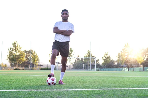 Sahada Ayağı Topun Üzerinde Duran Bir Futbolcu Kameraya Poz Veriyor — Stok fotoğraf