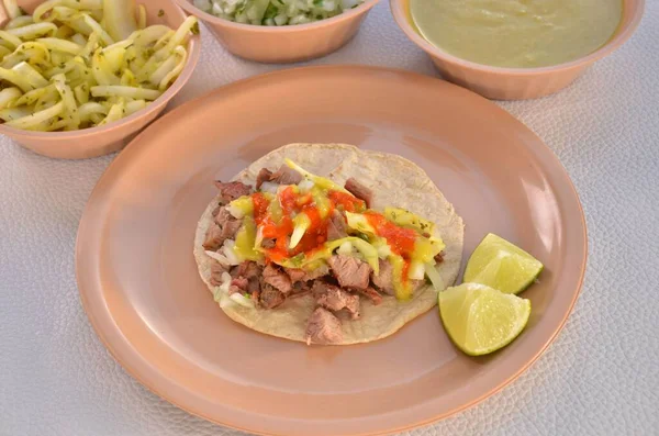 Egy Közeli Taco Hússal Egy Tányéron Lime Mal — Stock Fotó