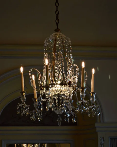Una Hermosa Lámpara Araña Con Elaborados Adornos Vidrio Luces Forma — Foto de Stock