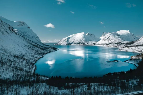 Wspaniały Widok Zamarzniętego Jeziora Otoczonego Białymi Śnieżnymi Wzgórzami Pod Jasnym — Zdjęcie stockowe