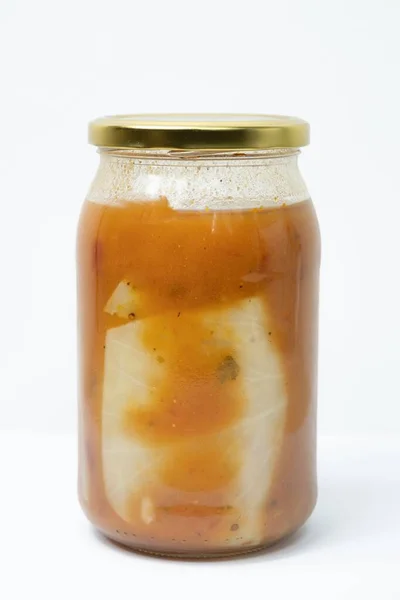 一个玻璃瓶 盛满了卷心菜番茄酱 在白色的背景上隔离开来 — 图库照片