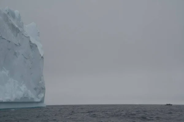 Iceberg Mar Oscuro Bajo Cielo Sombrío Lleno Nubes Antártida —  Fotos de Stock
