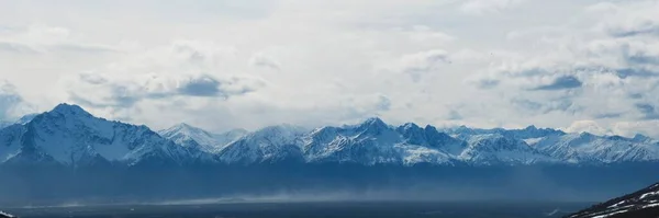 Ein Panoramablick Auf Schöne Berge Unter Blauem Bewölkten Himmel Einem — Stockfoto