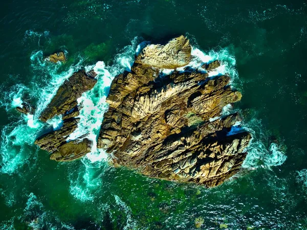 多年来海浪冲撞形成的五彩斑斓的岩石及其形状 在空中拍摄时会产生一些美丽的图案 — 图库照片