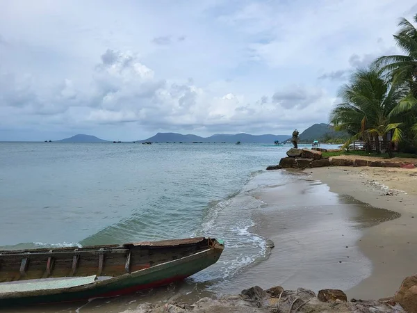 Tropischer Strand Mit Palmen Und Einem Boot — Stockfoto