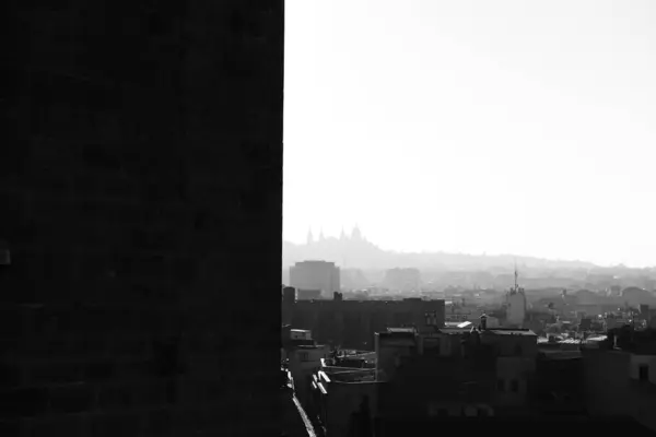 一张灰蒙蒙的城市的美丽照片 前景一片漆黑 — 图库照片