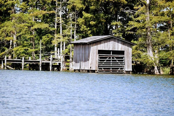 湖边一个古老的木制船屋 — 图库照片