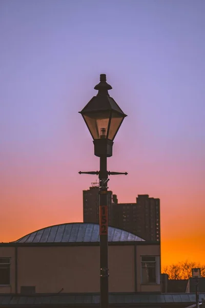 Une Verticale Lampadaire Lanterne Rue Capturée Contre Ciel Couchant — Photo