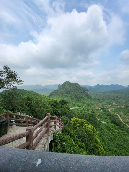 ベトナムの山々を見渡す美しい景色 — ストック写真