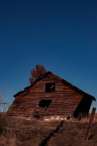 Вертикальный Снимок Заброшенного Деревянного Дома Голубым Небом Заднем Плане Солнечный — стоковое фото