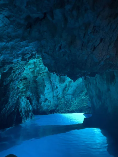 Κάθετη Λήψη Του Γαλάζιου Σπηλαίου Στην Κροατική Αδριατική — Φωτογραφία Αρχείου