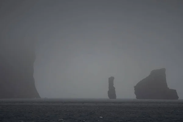 Темная Сторона Огромными Айсбергами Покрытая Густым Туманом Антарктиде — стоковое фото