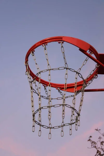 Günbatımı Gökyüzünün Altındaki Basketbol Potasının Dikey Alçak Açılı Görüntüsü — Stok fotoğraf