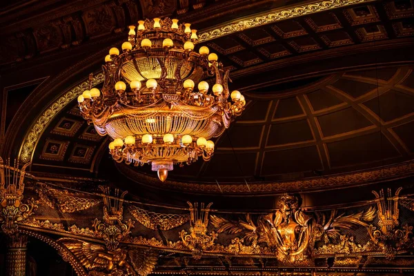 Una Lámpara Araña Techo Del Teatro Majestad — Foto de Stock