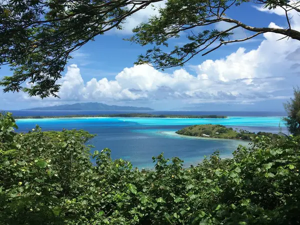 Bora Bora Fransız Polinezyası Nda Parlak Bulutlu Bir Gökyüzünün Altındaki — Stok fotoğraf