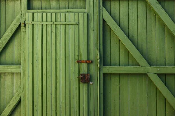 Πράσινη Πόρτα Αχυρώνα Αυλή Πύλη Από Ξύλο Σκουριασμένη Πόρτα Λαβή — Φωτογραφία Αρχείου