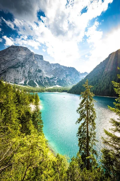 Eine Vertikale Aufnahme Des Baires Sees Den Dolomiten Nachmittag Italien — Stockfoto