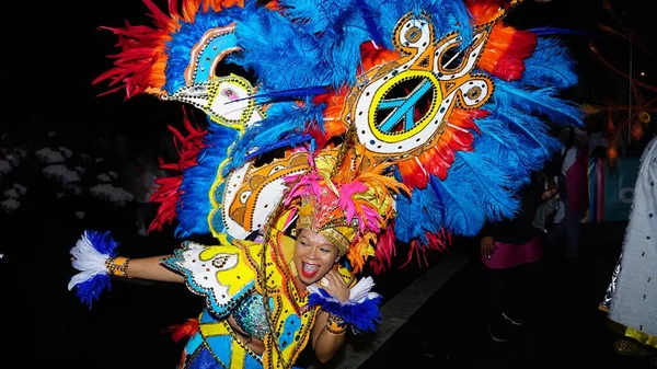Bahamalar 'daki Junkanoo geçit töreninde geleneksel bir kostümle dans eden bir kadın..