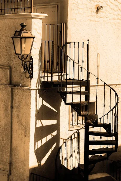Вертикальный Снимок Стальной Винтовой Лестницы Старого Здания Солнечный День — стоковое фото