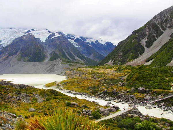 新西兰农村广阔的山景和河流景观 — 图库照片