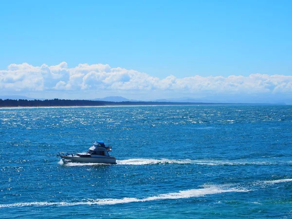 Uma Bela Paisagem Barco Mar Azul — Fotografia de Stock