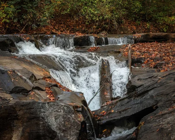 Маленький Водопад Текущий Вниз Скалам Дневное Время Осенью — стоковое фото