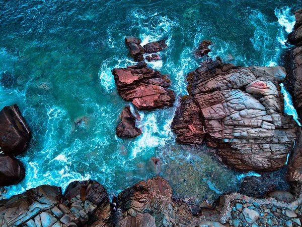 Renkli Kaya Şekilleri Yıllar Boyunca Dalgaları Çarpıştırarak Havada Çekildiğinde Bazı — Stok fotoğraf