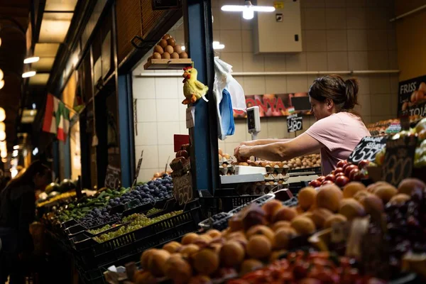 Eine Frau Sortiert Eier Einer Ungarischen Markthalle — Stockfoto