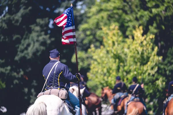 Солдат Едет Верхом Лошади Поднимает Флаг Америки Время Военных Действий — стоковое фото