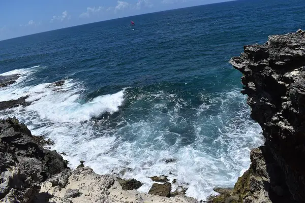 海浪拍打着礁石 美丽的自然景观 — 图库照片