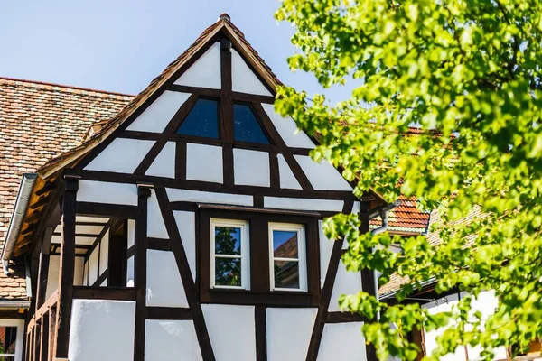 Piękny Biały Zabytkowy Pół Drewniany Niemiecki Dom Słoneczną Pogodę — Zdjęcie stockowe