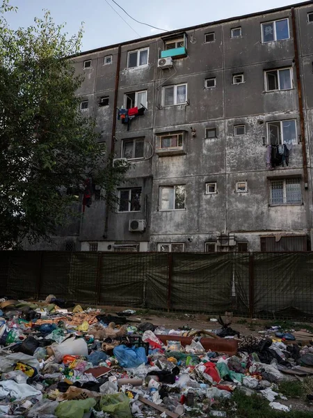 Vertical Shot Pile Garbage Front Old Grungy Apartment Buildings Ferentari — Stock Photo, Image