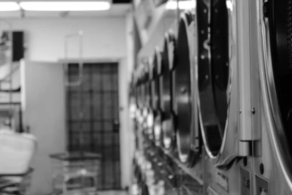 Çamaşırhanedeki Sıra Sıra Çamaşır Makinelerinin Gri Tonlu Görüntüsü — Stok fotoğraf
