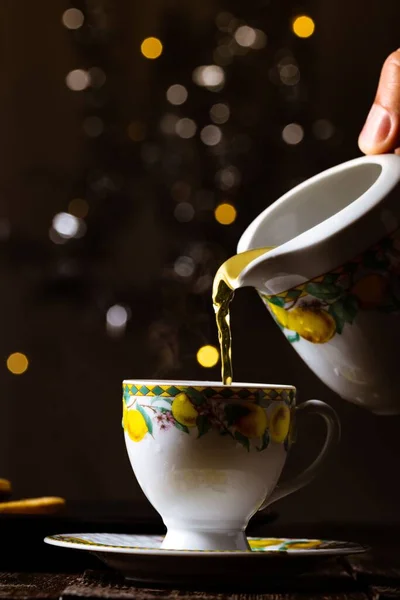 Bir Fincana Çay Doldurmanın Dikey Görüntüsü — Stok fotoğraf