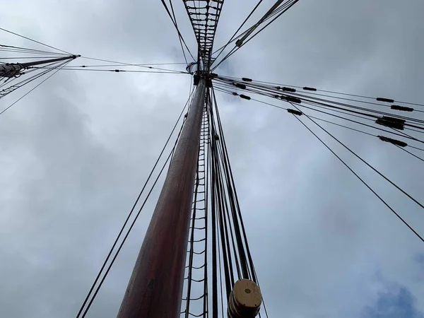 Alacsony Szögű Felvétel Egy Hajó Felszereléséről Egy Felhős Napon — Stock Fotó