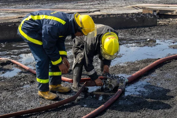 Die Feuerwehrleute Vor Einem Großbrand Auf Dem Supertanker Stützpunkt Matanzas — Stockfoto