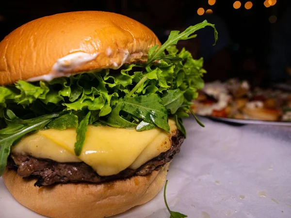 Ένα Cheeseburger Σερβίρεται Λευκό Χαρτί — Φωτογραφία Αρχείου