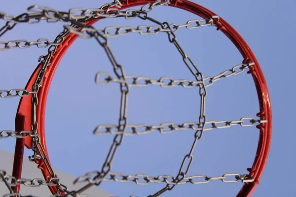 Een Lage Hoek Opname Van Een Basketbal Hoepel Onder Een — Stockfoto