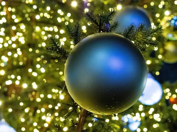 Eine Nahaufnahme Von Runden Blauen Ornamenten Auf Einem Leuchtenden Weihnachtsbaum — Stockfoto
