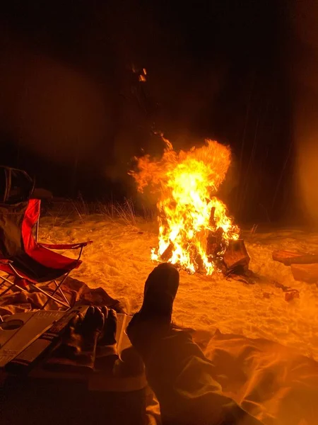 Een Verticaal Schot Van Een Groot Brandend Kampvuur Een Strandcamping — Stockfoto